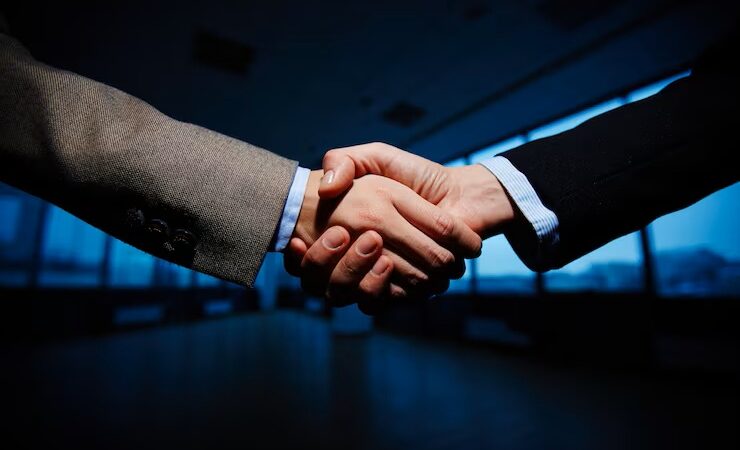 handshake-businessmen_1098-742